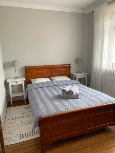 sypialnia z łóżkiem i dwoma ręcznikami na nim w obiekcie Dom nad jeziorem w mieście Jeziorany