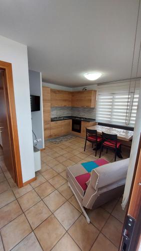 een woonkamer met een bank en een tafel bij Villa Augusta in Auronzo di Cadore