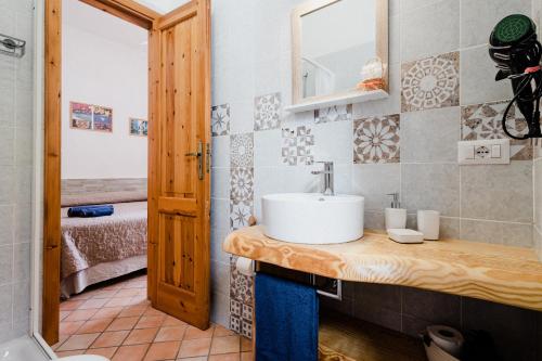 bagno con lavandino e specchio di Lauricella Bed and Breakfast a Città di Lipari
