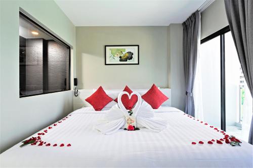 Säng eller sängar i ett rum på Triple L Hotel Patong Beach Phuket