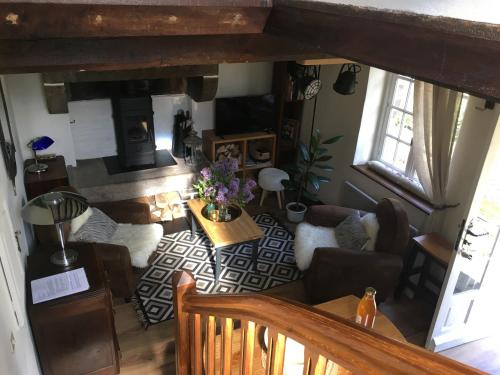 - une vue de tête sur un salon doté d'une cheminée dans l'établissement Cottage perché dans les montagnes du Mont-Saint-Michel, à Beauficel