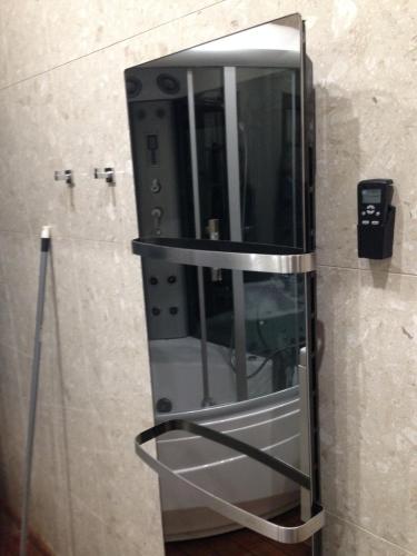 La salle de bains est pourvue d'un miroir accroché au mur. dans l'établissement Abbesses Montmartre Apartment, à Paris