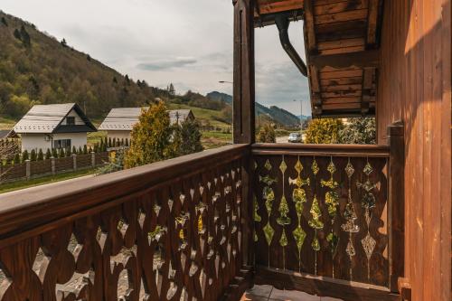 a balcony of a house with a view of a mountain at Osada turystyczna Malinów in Szczawnica