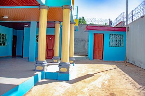 un bâtiment avec des portes et colonnes bleues et rouges dans l'établissement RÉSIDENCE DES 7 COLLINES, à Yaoundé