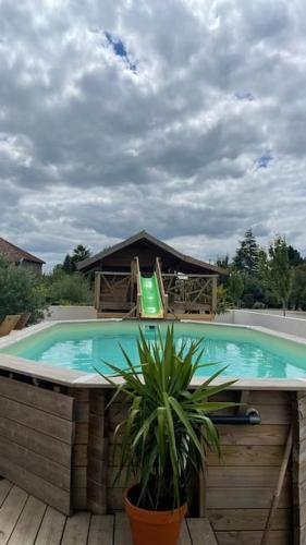 une grande piscine avec un kiosque et une chaise dans l'établissement Magnifique villa avec piscine et cabane, à Saubrigues