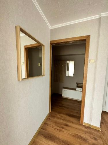 Sea side apartments في يورمالا: غرفة فارغة مع مرآة على الحائط
