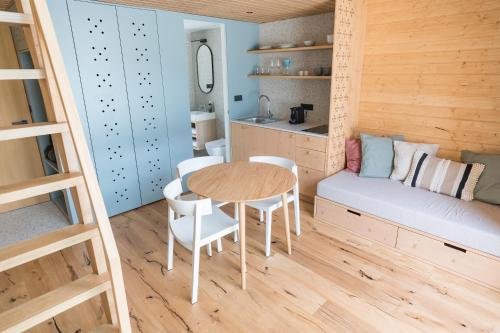 Habitación pequeña con mesa, sillas y cama en Cabino - Fresh Air Resort en Bovec