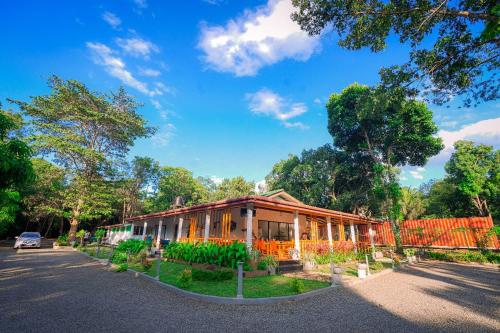 ein Haus mit Garten davor in der Unterkunft The Kanit Sigiriya in Inamaluwa
