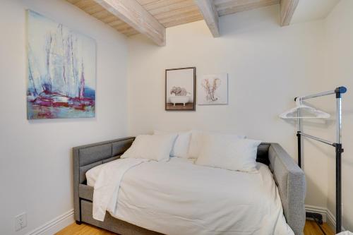 1 dormitorio con 1 cama con sábanas y almohadas blancas en Newport Beach Vacation Rental Near Beach and Pier, en Newport Beach