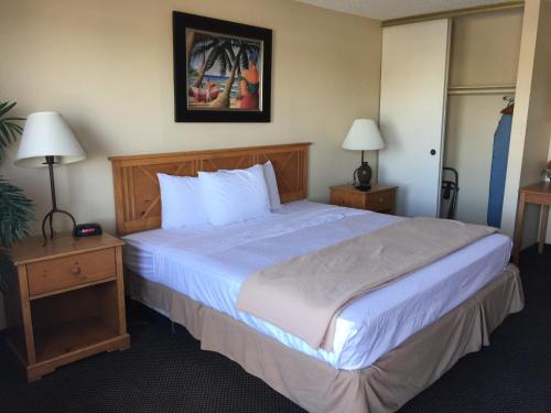 a large bed in a hotel room with two lamps at Motel 6 Henderson NV in Las Vegas