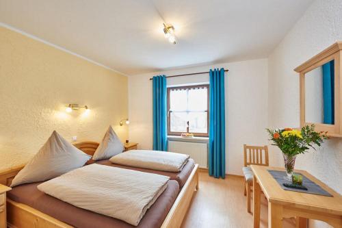 um quarto com uma cama, uma mesa e uma janela em Landgasthof Penn em Windorf