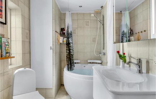 Baño blanco con bañera y lavamanos en Gorgeous Home In Kbenhavn S With Kitchen en Copenhague