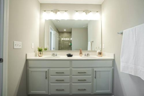 Bagno di Glam & Silver Home near Convention Ctr