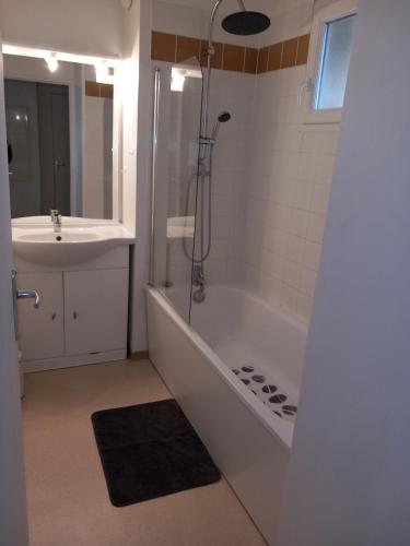 une salle de bain avec une douche, une baignoire et un lavabo dans l'établissement T2 avec piscine aux portes d'Honfleur, à Honfleur