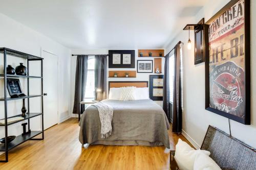 1 dormitorio con 1 cama y 1 sofá en Contemporary Dallas Condo with Pool Access! en Dallas