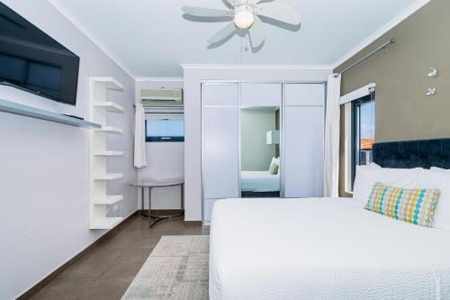 En eller flere senge i et værelse på Spectacular designer villa 5 star Luxury 6 Bedroom New