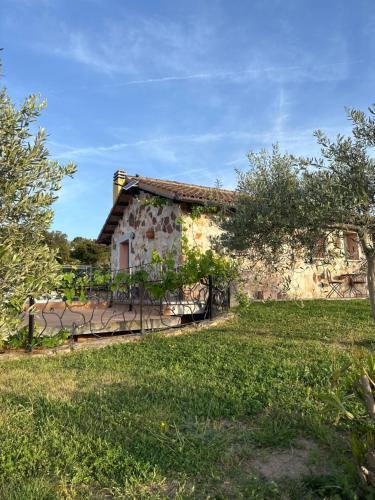 an old stone house with a garden at Affitta camere Matta-Chiodino in Arzachena