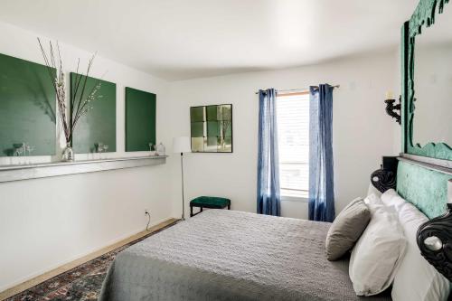 a bedroom with a bed and a window at Chic Dallas Condo with Pool, Walk to Knox Street! in Dallas