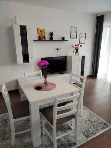 a white table and chairs in a living room at Apartman 007 in Kragujevac