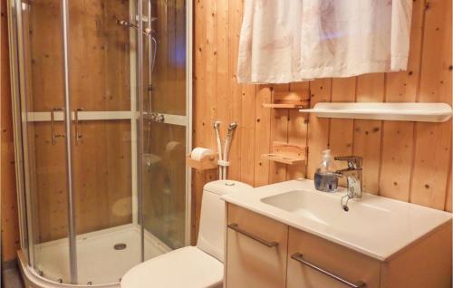 y baño con ducha, aseo y lavamanos. en Fyksesund, en Steinstø