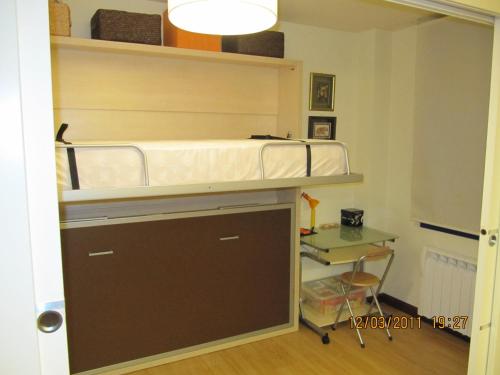 a room with a bunk bed on top of a door at Apartamentos Reservas León in San Isidro