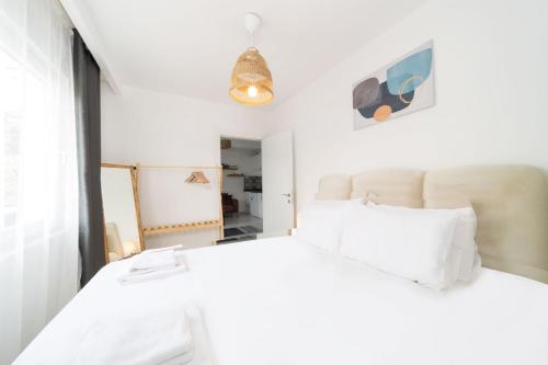 Postel nebo postele na pokoji v ubytování Comfortable Modern Flat with Balcony in Muratpasa