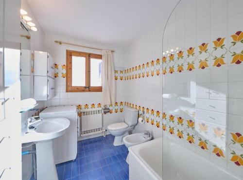 a bathroom with a sink and a toilet and a tub at Casa l'Avet. El Vilar d'Urtx in Escardacs