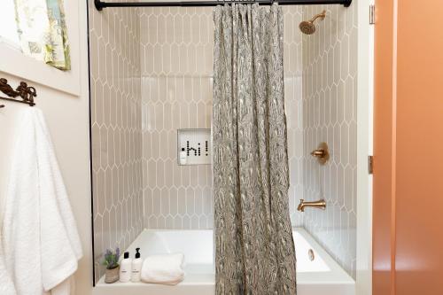 baño con cortina de ducha y bañera en Southbound Stays - Lonestar, en Nashville