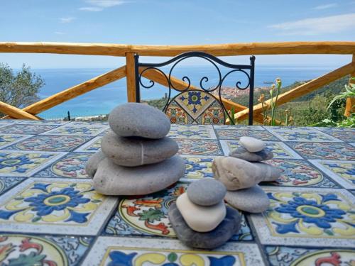 una pila de rocas sentadas sobre una mesa en La Terrazza Del Duca, en Marina di Camerota