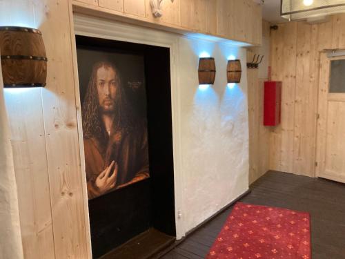 a room with a painting of a man on the wall at Zur Baumwolle in Nürnberg
