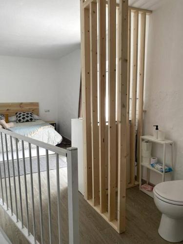 1 dormitorio con cuna, cama y aseo en Oasis Álora Naranjos, en Álora