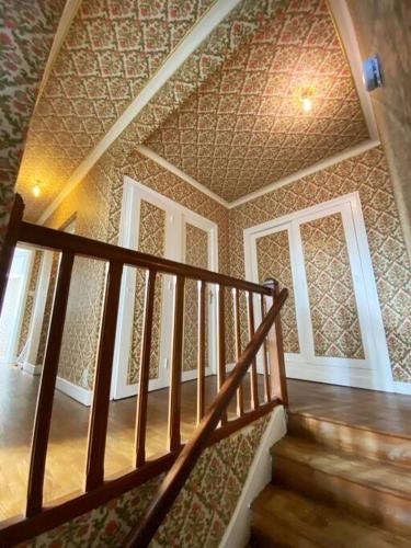 un escalier dans une maison avec un mur à motifs dans l'établissement Cosy house in Guingamp !, à Guingamp
