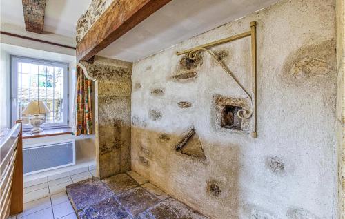 Baño sucio con ducha y ventana en 4 Bedroom Stunning Home In Castelnau D Mandailles, en Castelnau-de-Mandailles