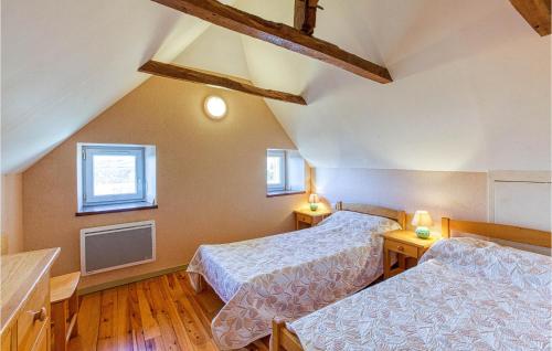4 Bedroom Stunning Home In Castelnau D Mandailles 객실 침대
