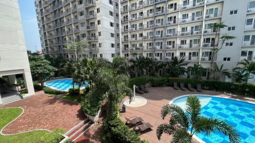 una vista aérea de un gran edificio de apartamentos con piscina en South Residences, en Manila