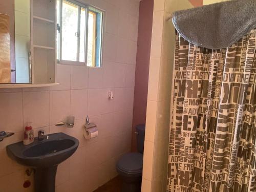 a bathroom with a sink and a toilet and a shower at Cabalgatas y Alojamiento LocuraChile in Hurtado