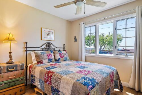 um quarto com uma cama e uma janela em Netport Oasis em Arroyo Grande