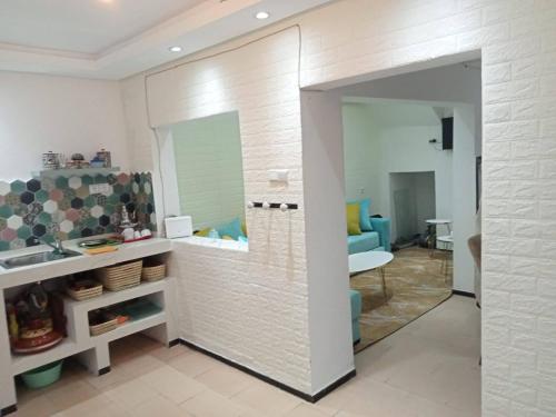 een badkamer met een spiegel en een wastafel in de kamer bij Dar Azam in Essaouira