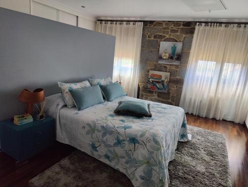 En eller flere senge i et værelse på Villa Carmen