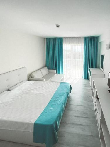 - une chambre avec un grand lit et des rideaux bleus dans l'établissement Studio G712 Blaxy, à Olimp