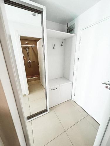 La salle de bains est pourvue d'un miroir et d'une douche à l'italienne. dans l'établissement Studio G712 Blaxy, à Olimp