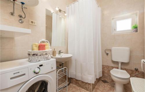 ein Badezimmer mit einer Waschmaschine und einem Waschbecken in der Unterkunft Lovely Apartment In Icici With Kitchen in Ičići