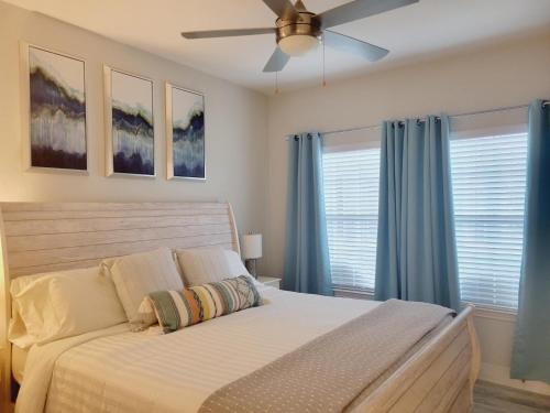 1 dormitorio con 1 cama y ventilador de techo en Peaceful Seaside Condo-Walking Path to the Beach en Corpus Christi