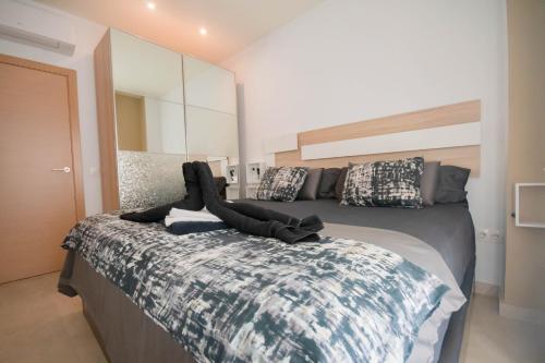 um quarto com uma cama grande e um espelho grande em For Your Rentals Bonito Apartamento cerca Bernabeu MJU14B em Madri