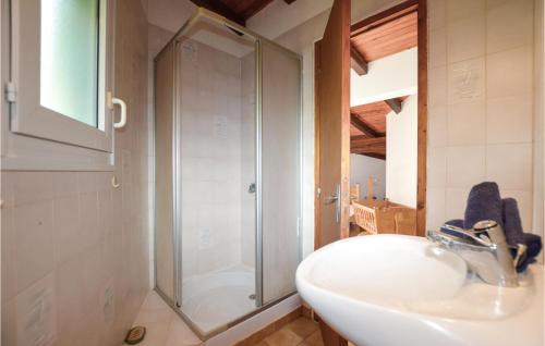 Koupelna v ubytování 3 Bedroom Amazing Home In Casaglione