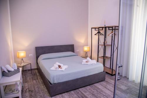 - une chambre avec un lit et 2 serviettes dans l'établissement B&B al CORSO, à Salerne