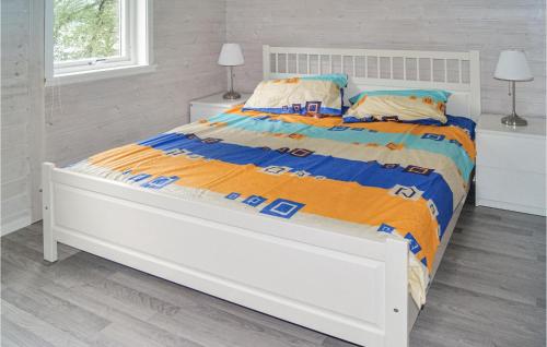 Indre Oppedal的住宿－Cozy Home In Brekke With Wifi，白色的床,配有橙色和蓝色的棉被