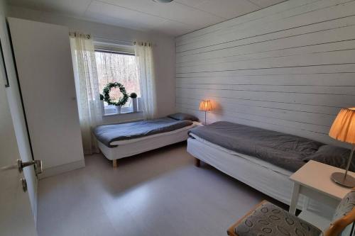Postel nebo postele na pokoji v ubytování Trivsamt parhus i lugnt område inne i Tranås!