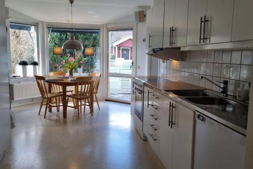Kuchyň nebo kuchyňský kout v ubytování Trivsamt parhus i lugnt område inne i Tranås!