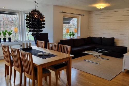 Posezení v ubytování Trivsamt parhus i lugnt område inne i Tranås!